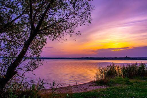 Умирает сиреневый вечер