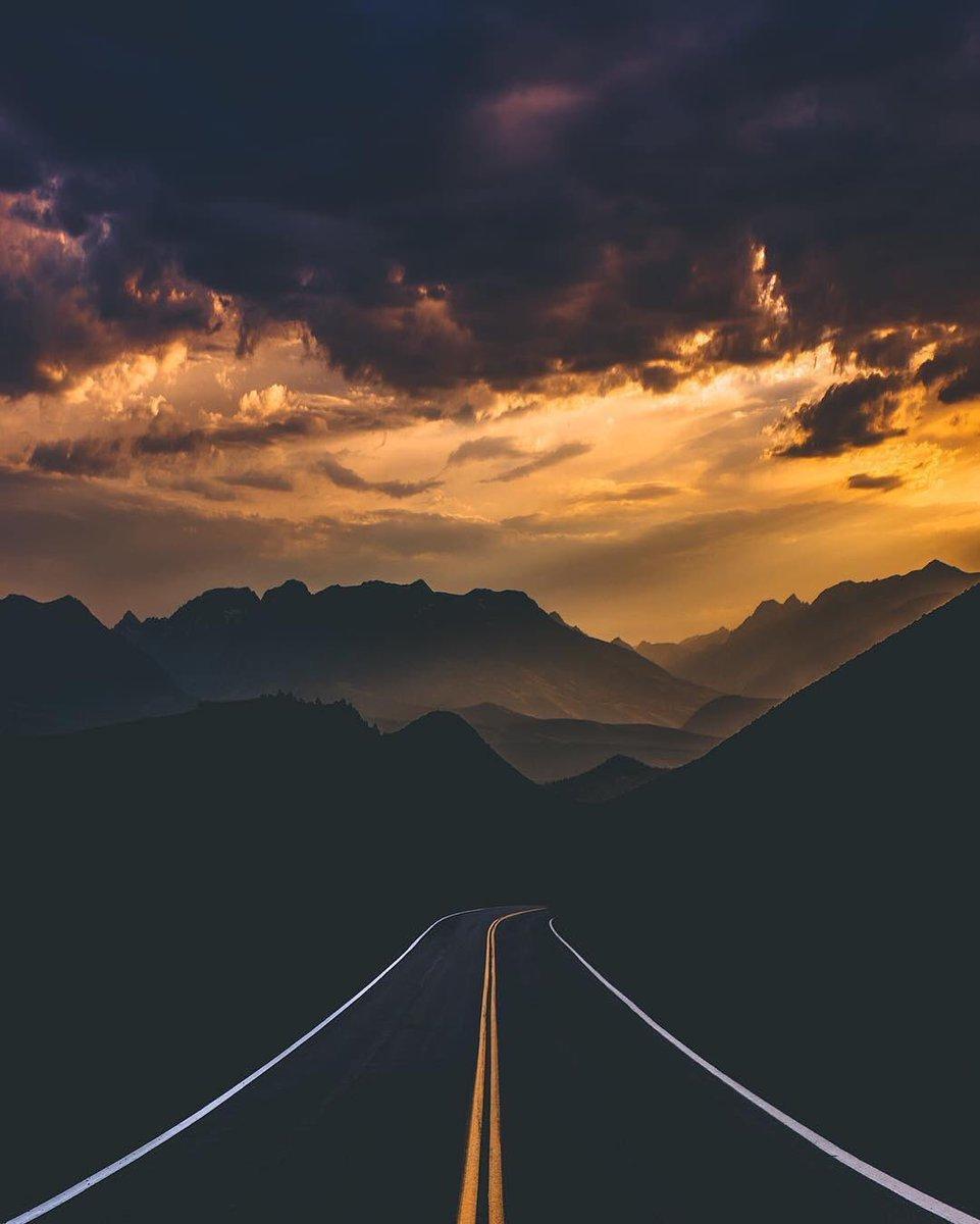 По ровной, скоростной, бетонной трассе...