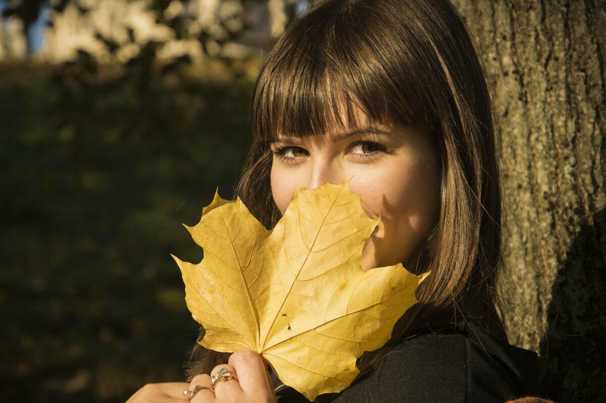 Есть ямочки  на щёчках