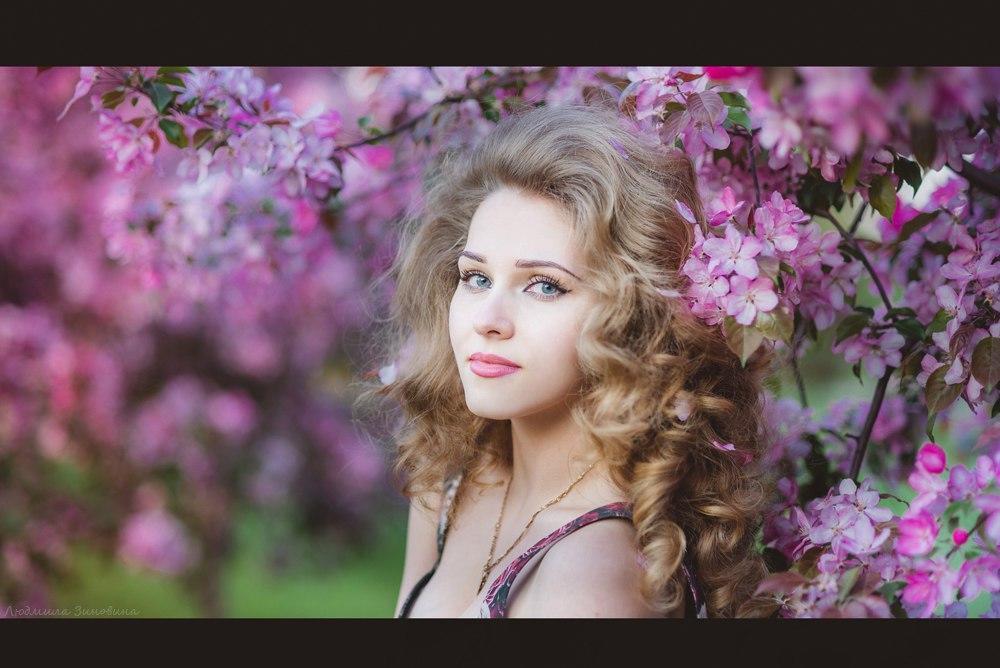 Вот женщина идёт...