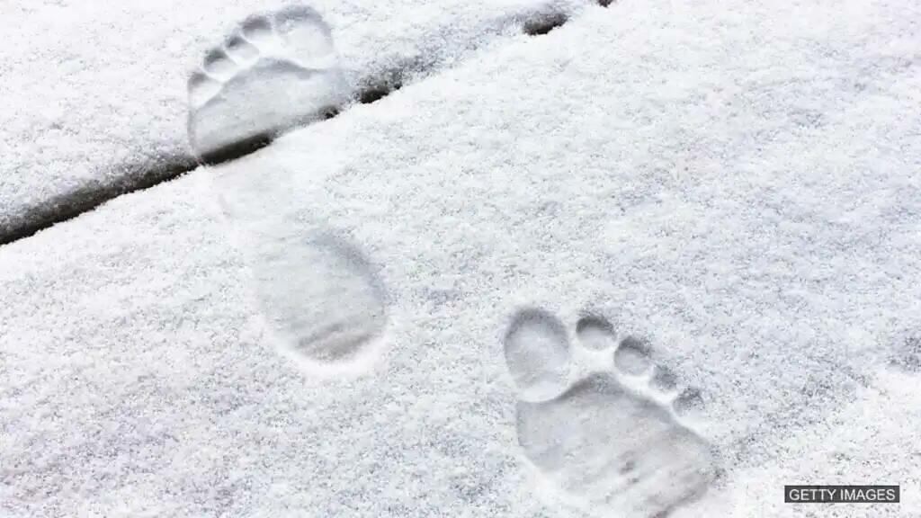 ПО  СНЕГУ  БОСИКОМ