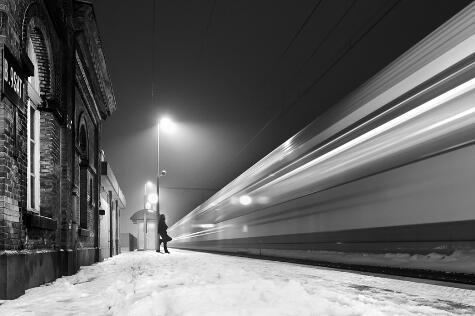 Жизнь, увы, уже промчалась мимо...