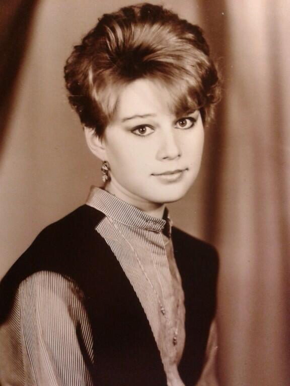 БУКЕТ ЦВЕТОВ ПОСТАВЛЮ У ПОРТРЕТА