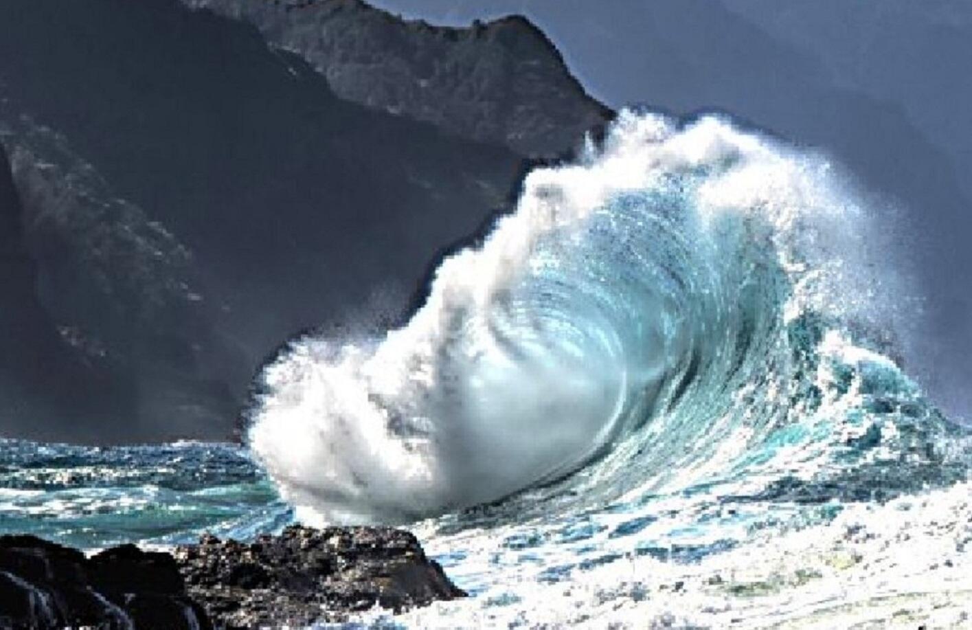 Шумит волною океан