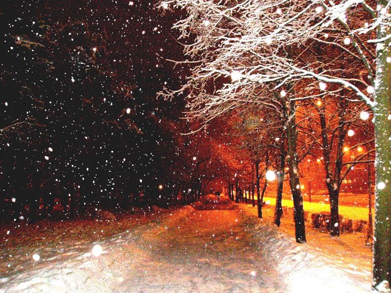 Осин песни слушать зимний вечер. Легкий снегопад. Снег кружится. Снег кружится фото. Кружиться в снегопаде.