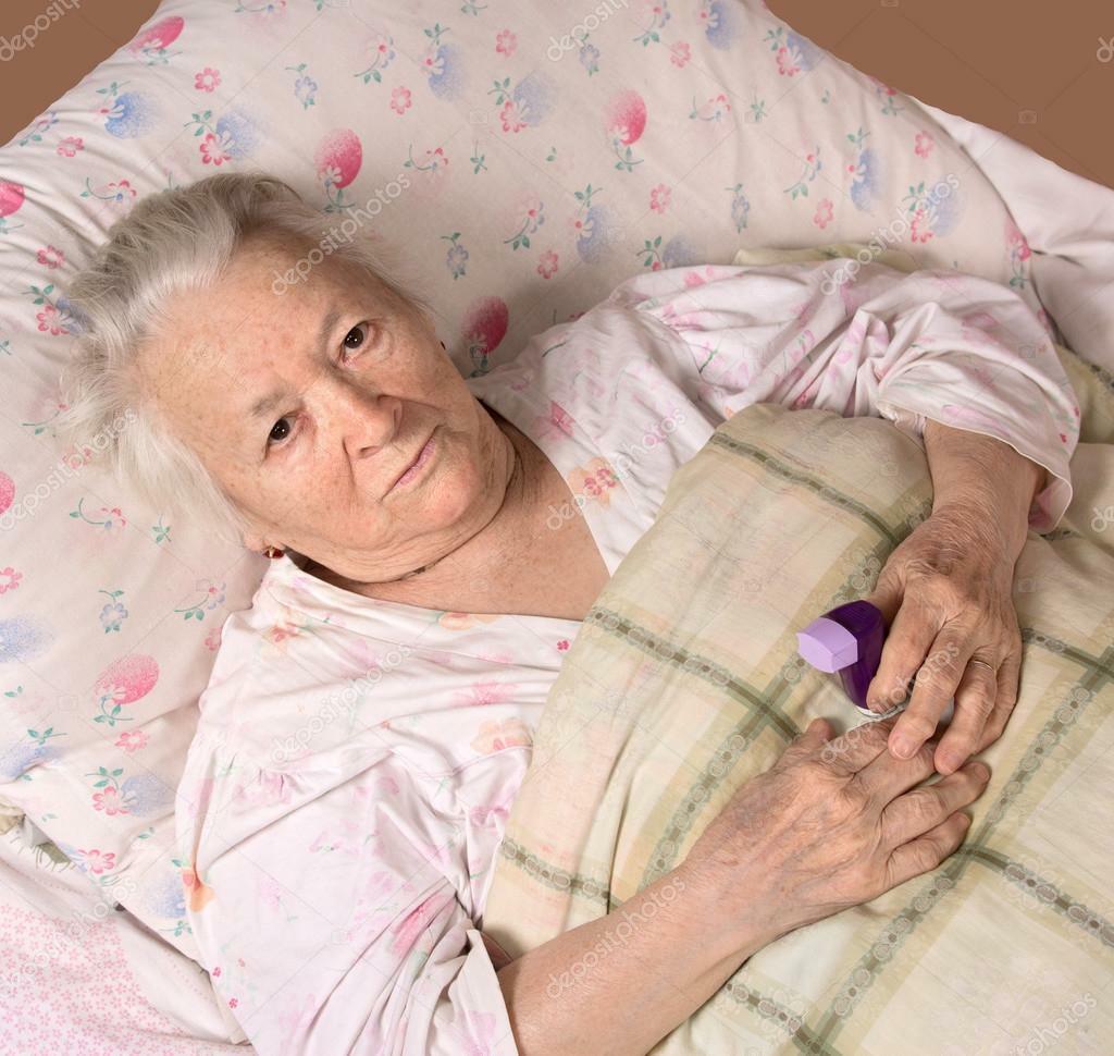 Больная старушка на кровати