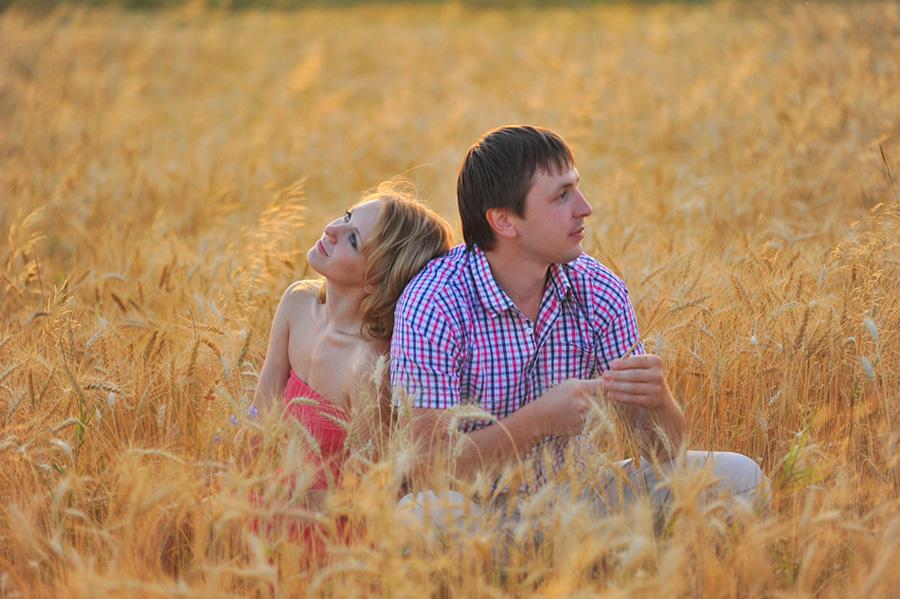 Молодые люди в поле. Пара в пшеничном поле. Парень и девушка в поле. Девушка во ржи. Фотосессия мужчины в поле.