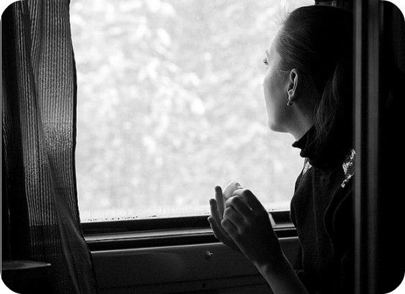 Ладонь к стеклу. Увозит меня поезд