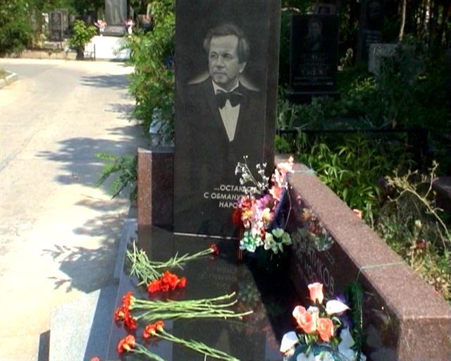 На  этой  могиле  не  вянут  цветы...  поёт Виктор  Хламов 