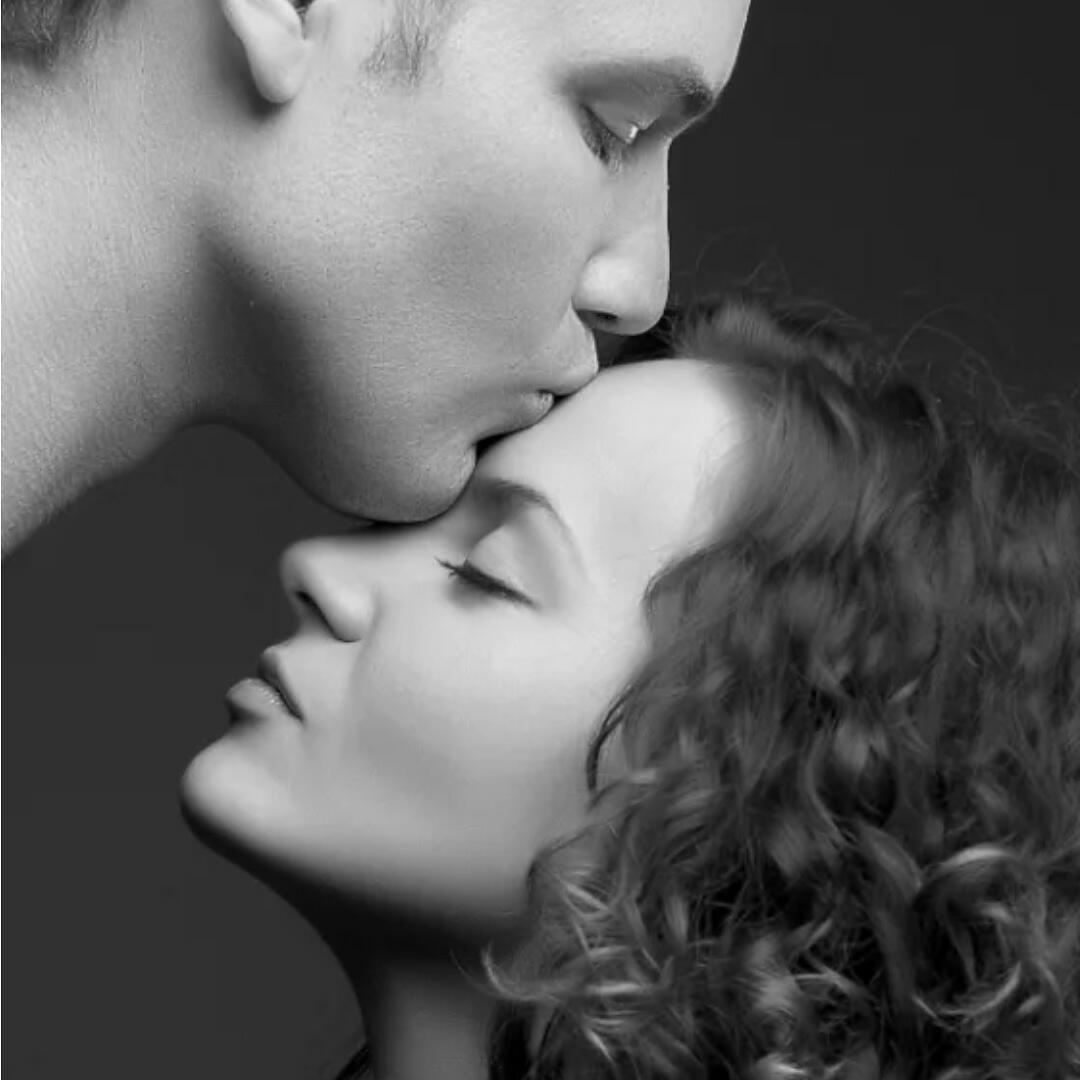 Человек целует в лоб. Поцелуй. Целует в лоб. Поцелуй в лобик. Парень целует девушку в лоб.