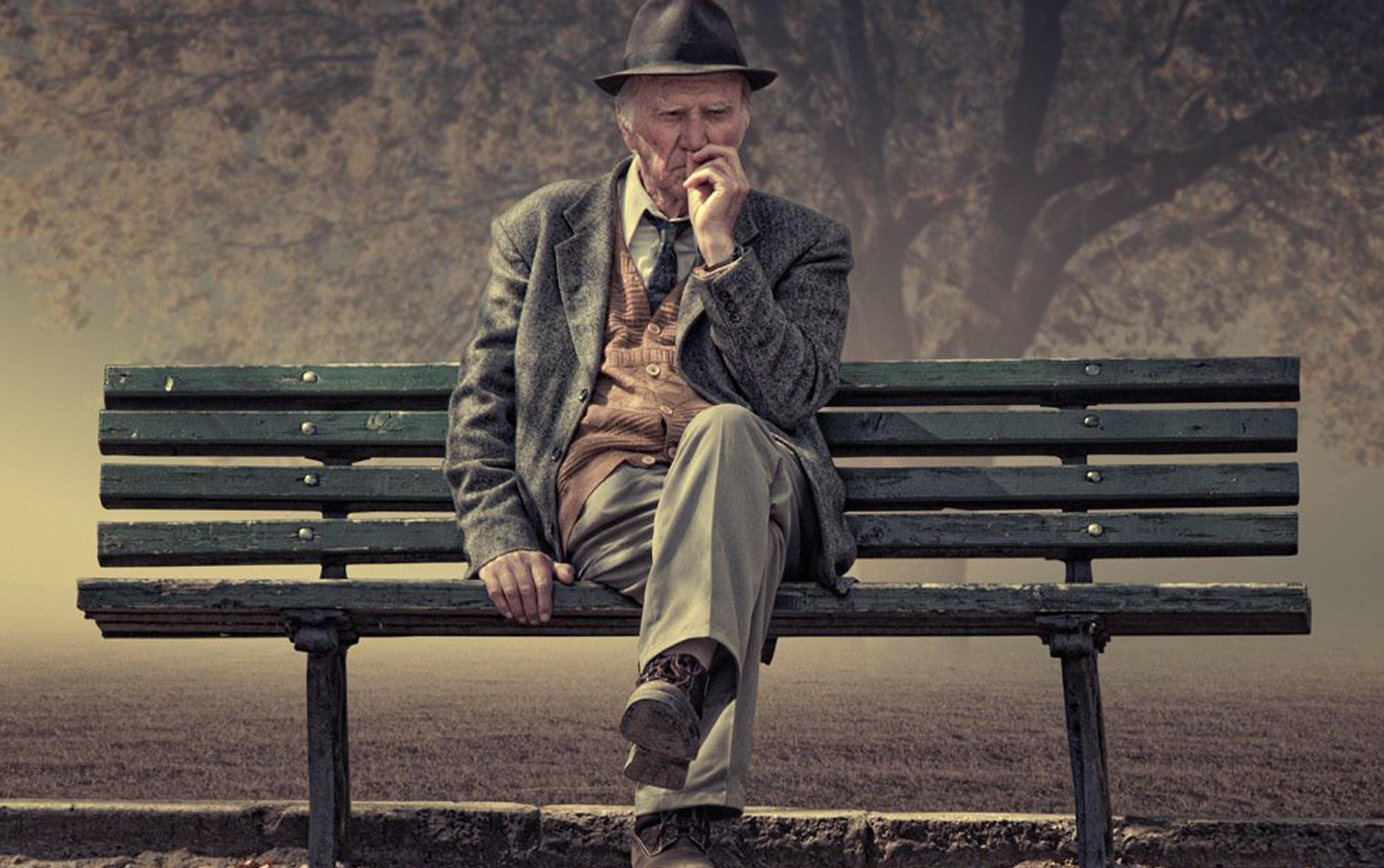 Размышляю о прошлом. Старик на скамейке. Одинокий старик. Пожилой мужчина на скамейке. Старики на лавочке.