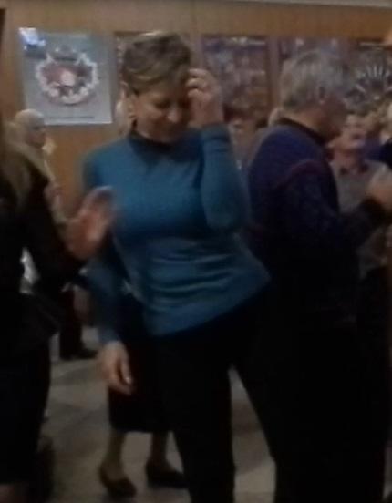 Посмотрите,женщина танцует