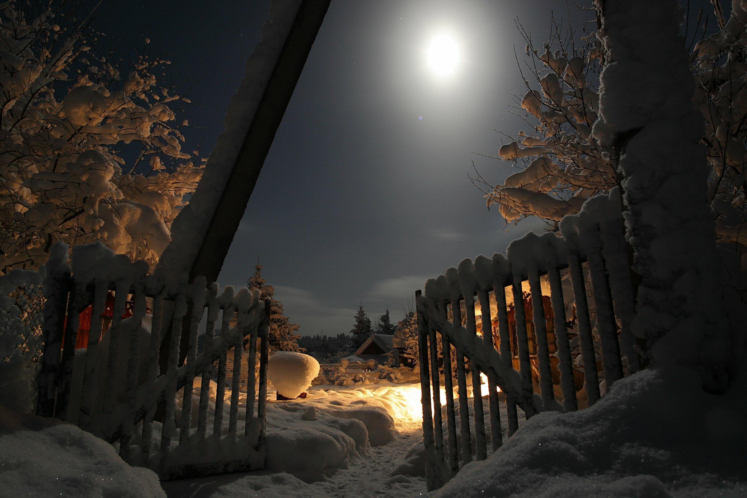 Сугробы вечером. Зимний лес ночью. Зимний ночной пейзаж. Зимняя ночь. Зимняя ночь в деревне.