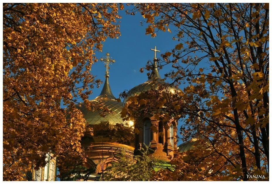 Фото покрова пресвятой. Храм Покрова Пресвятой Богородицы осенью. Покров Пресвятой Богородицы Церковь в октябре. Покров Пресвятой Богородицы осень. Осень с храмом Пресвятой Богородицы.