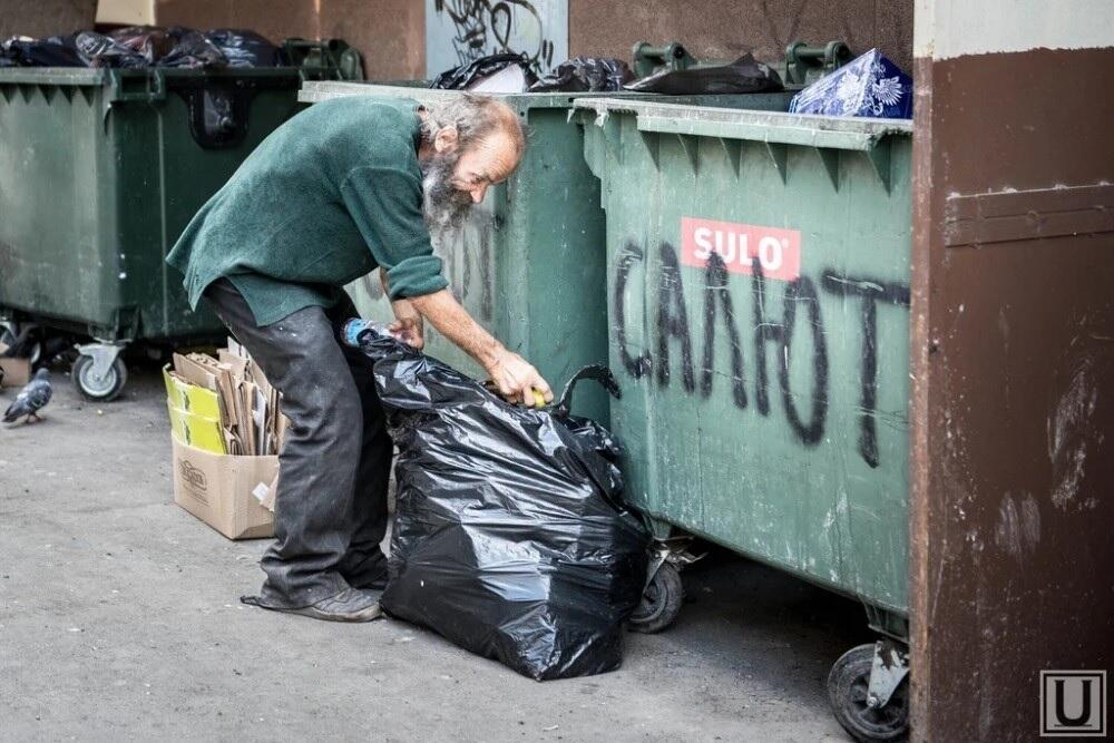 Собирает косточки дедушка