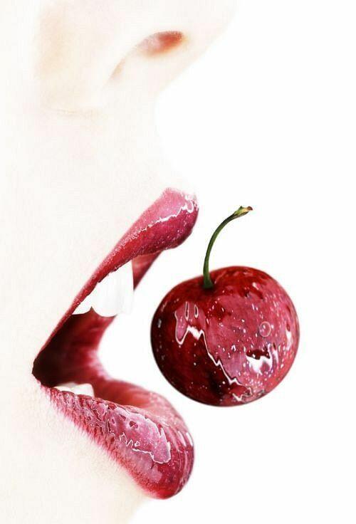 Твои губы вкуса вишни