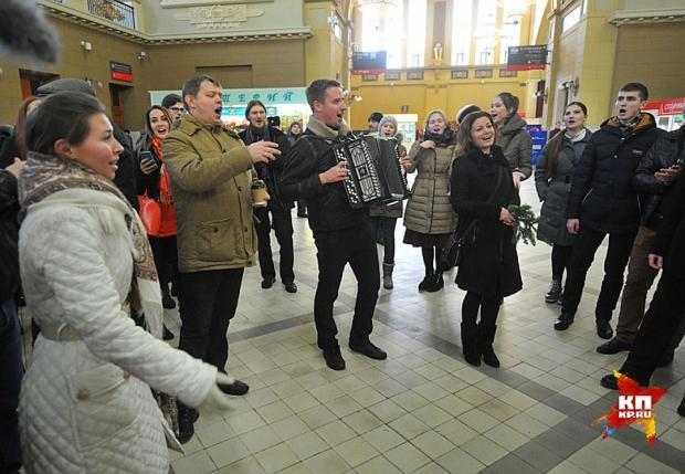 НА ВОКЗАЛАХ НАРОД ЗАПЕЛ