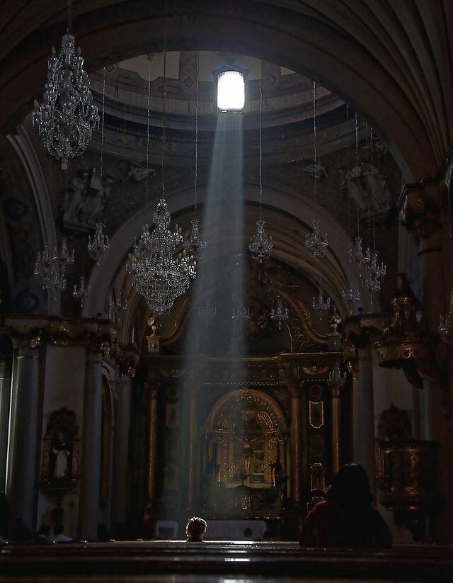 В порыве ветра гаснут свечи