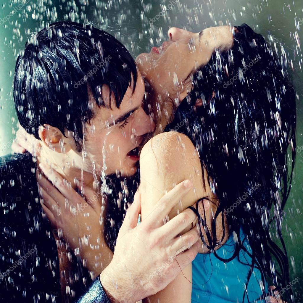 Фото поцелуй под дождем