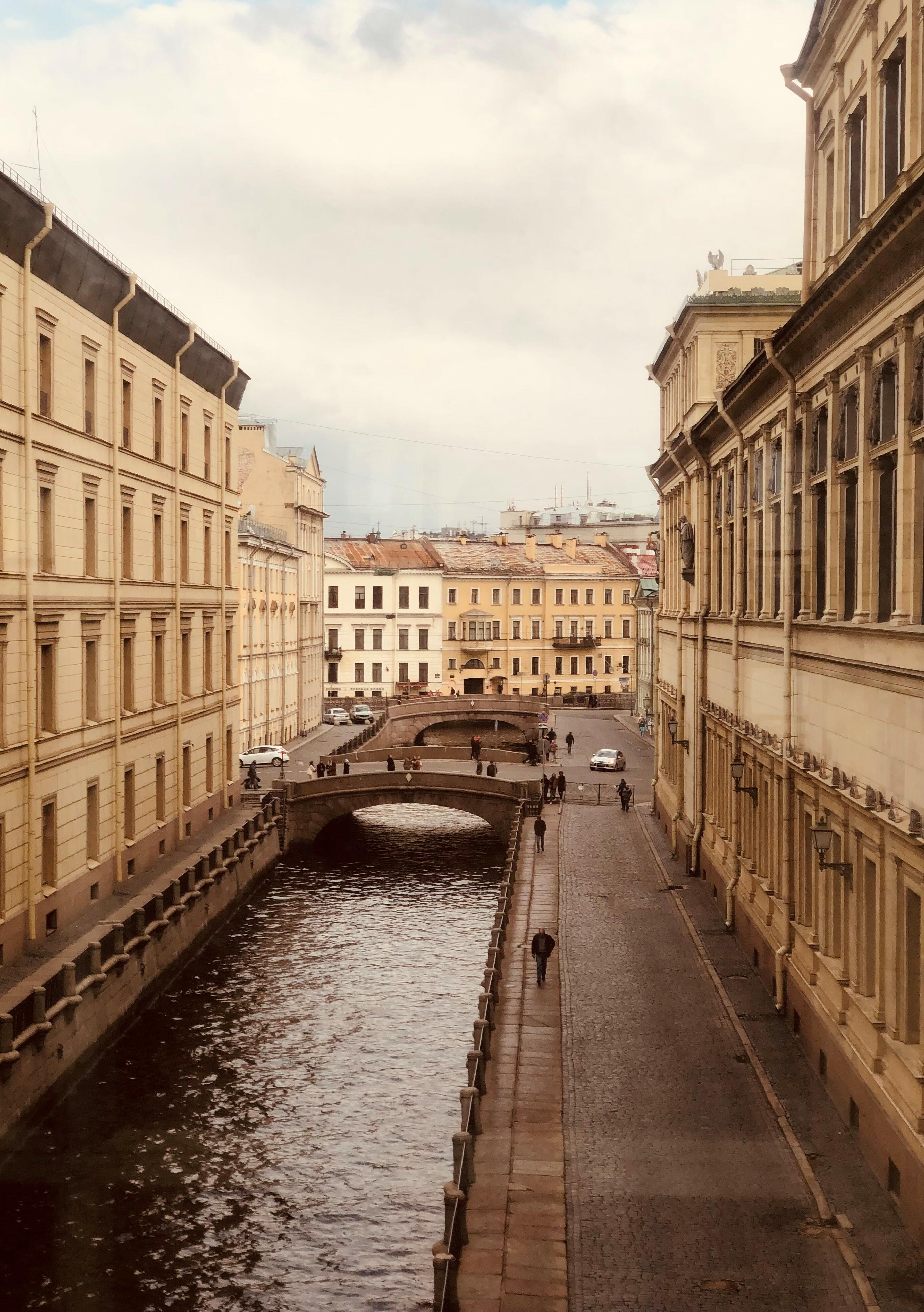 В немом величии мостов