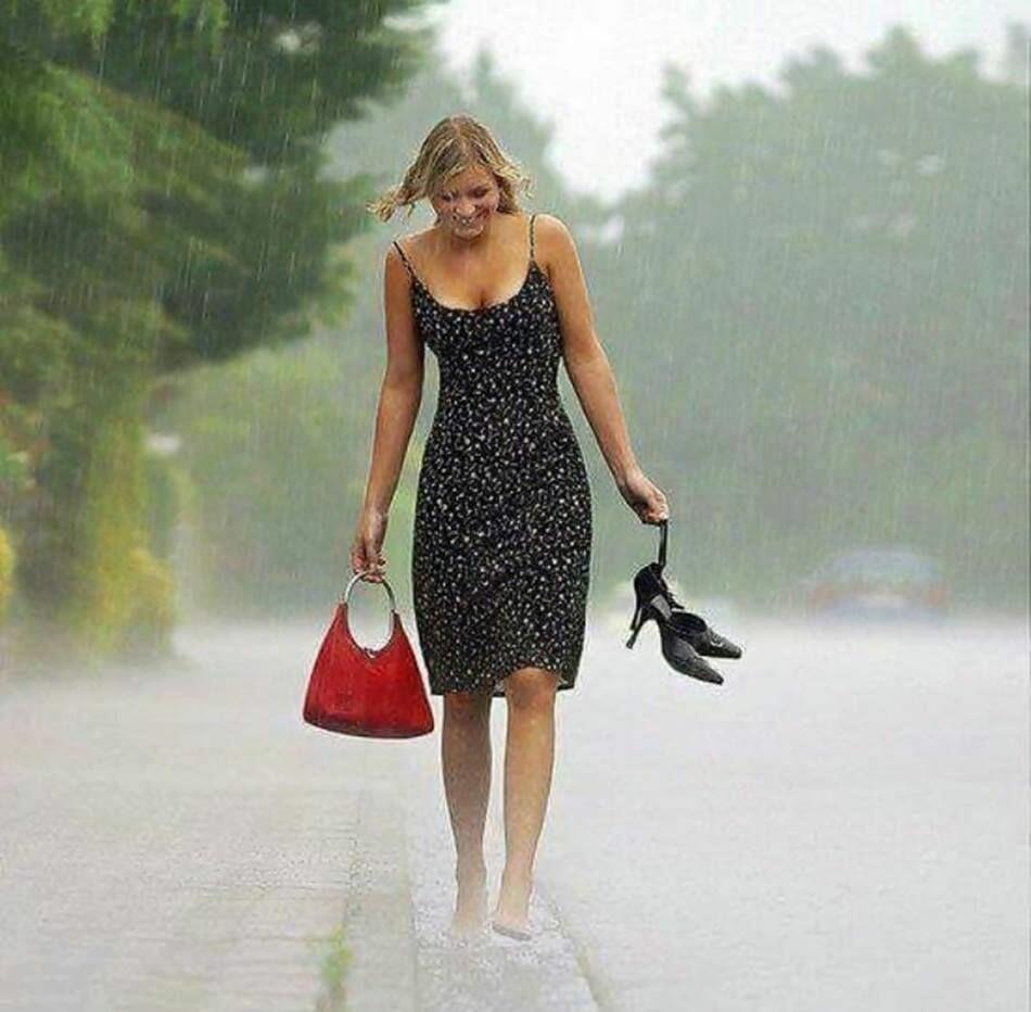 Женщина под летним дождем