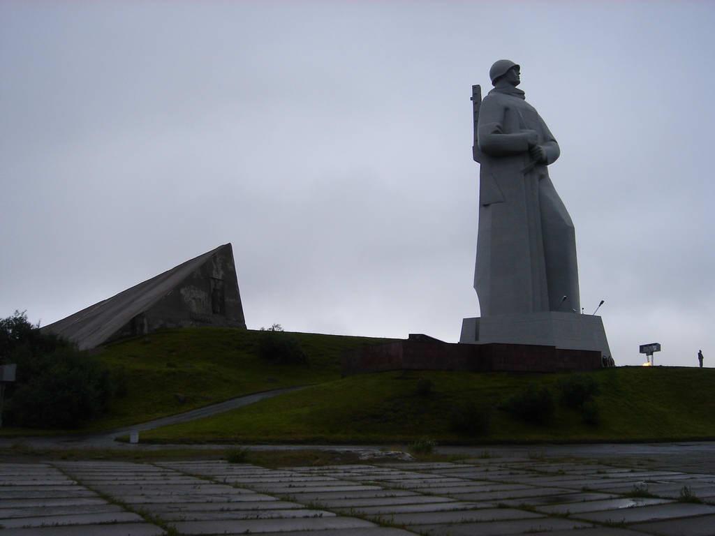 Где находится памятник алеше. Алеша Мурманск. Памятники Победы в Мурманске. Памятник солдату Алеше в Мурманске. Памятник воину в Мурманске.