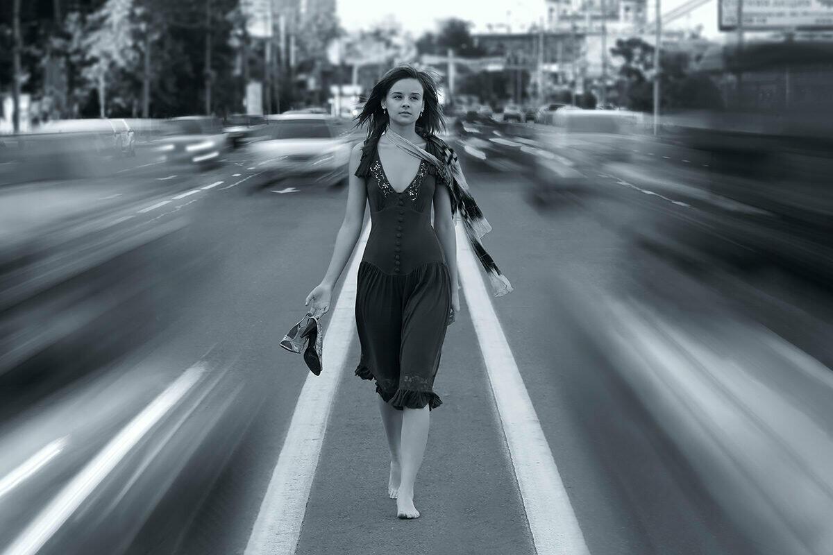 Девушка уходит. Девушка уходит в закат. Женщина с чемоданом. Уходящая женщина. Девушка уходящая в даль.