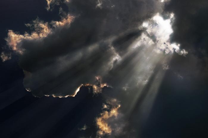 Ты ведь тоже вечерами устремленно смотришь в окна...