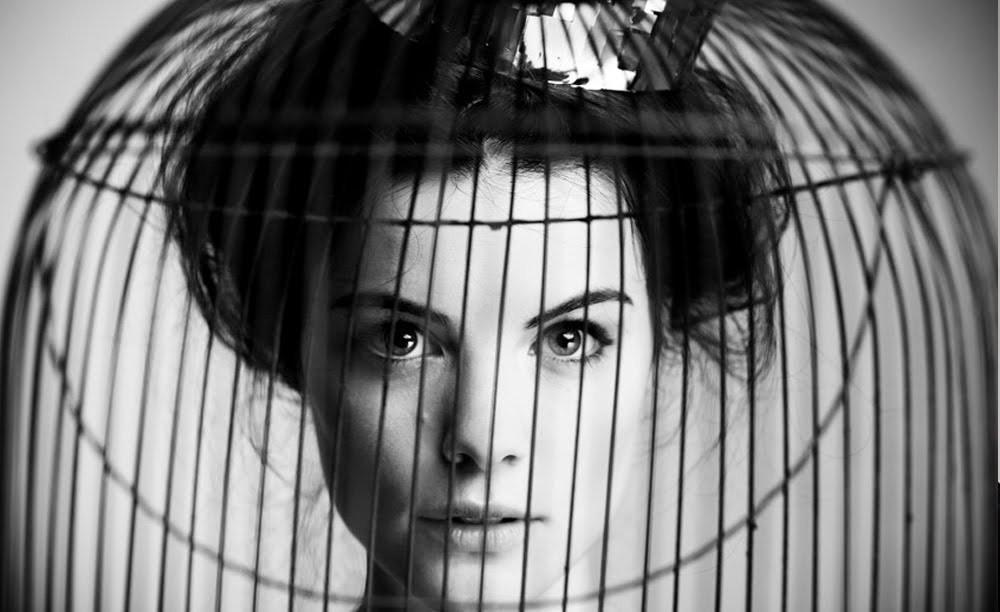 Птица в клетке