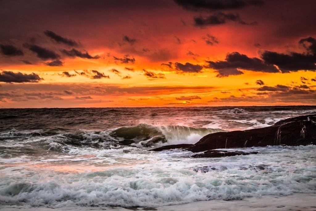 Шумит прибой, бросая камни