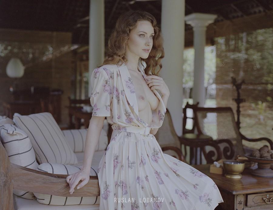 Белый парус радуется ветру...