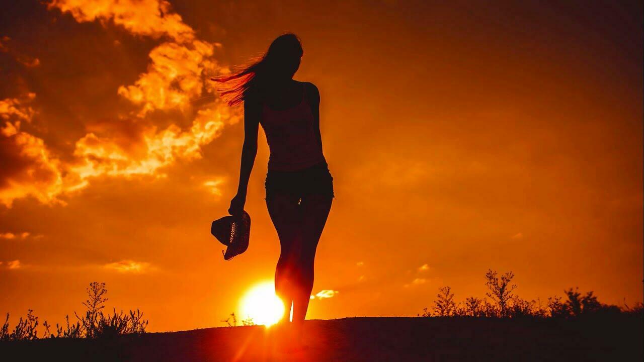 ИЗ ТУЧИ ВЫБРАЛАСЬ УСТАЛОСТЬ