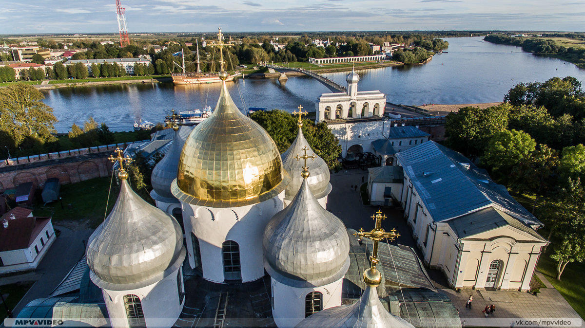 Великий вид. Софийский собор Великий Новгород сверху. Софийский собор в Новгороде вид сверху. Софийский собор Волхов Кремль в Великом Новгороде. Софийский собор в Великом Новгороде вид сверху.