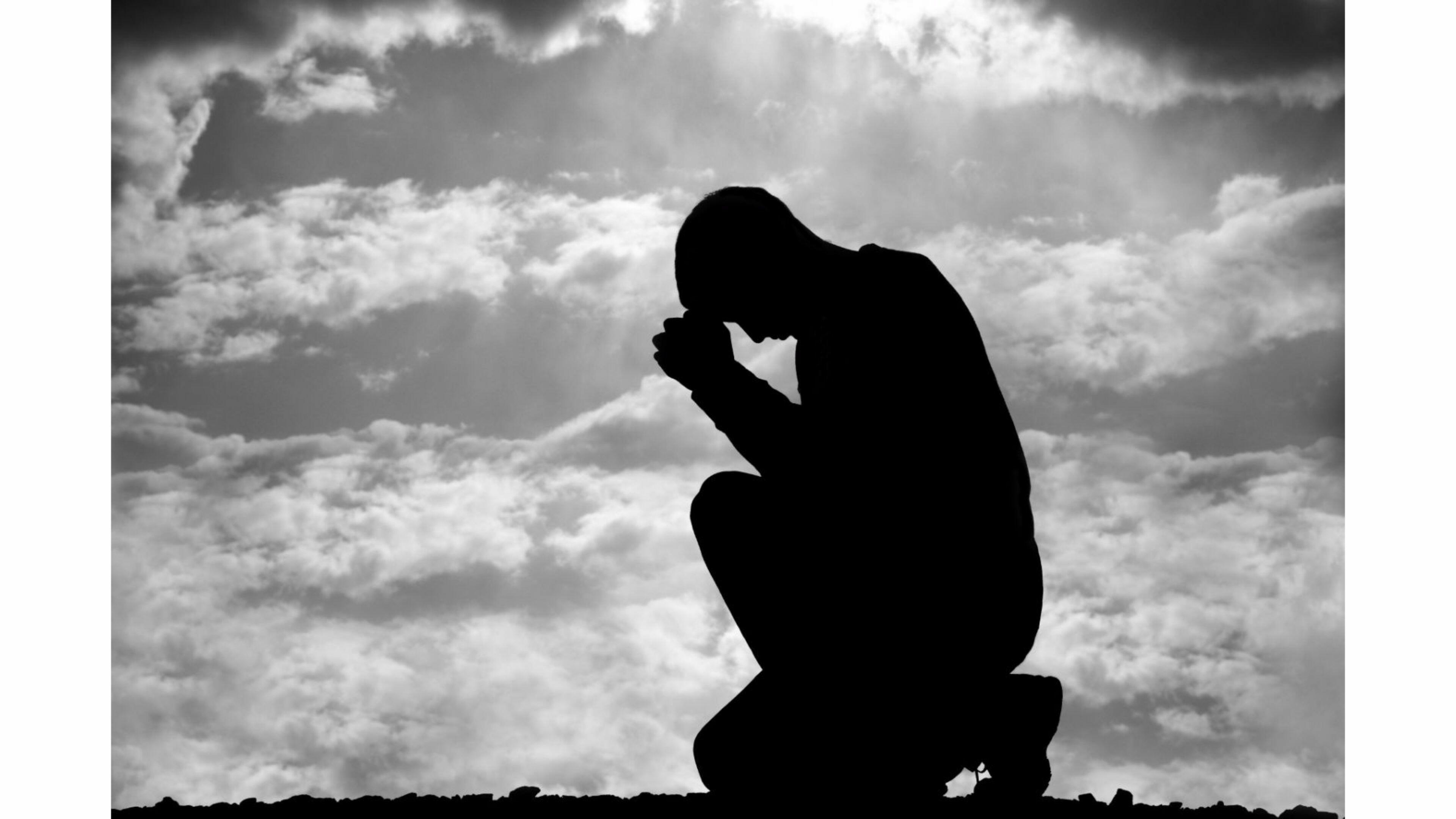 Раскаяться делать. На коленях перед Богом. Человек молится Богу. Смиренный человек. Человек молится на коленях.