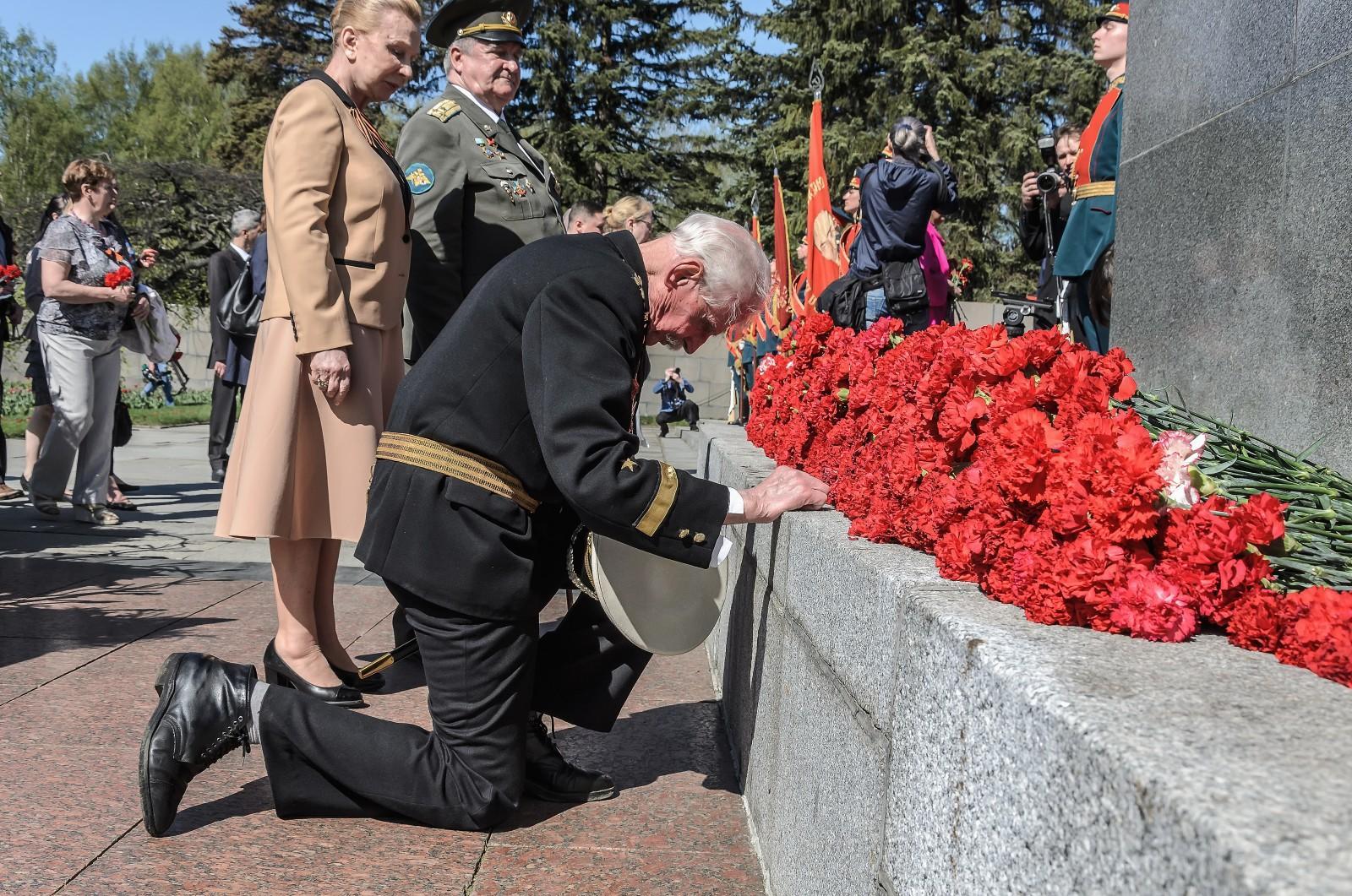 Фото и видео победы. Памятник ветеранам. Ветераны у вечного огня. Ветеран плачет у вечного огня. Ветеран у обелиска.