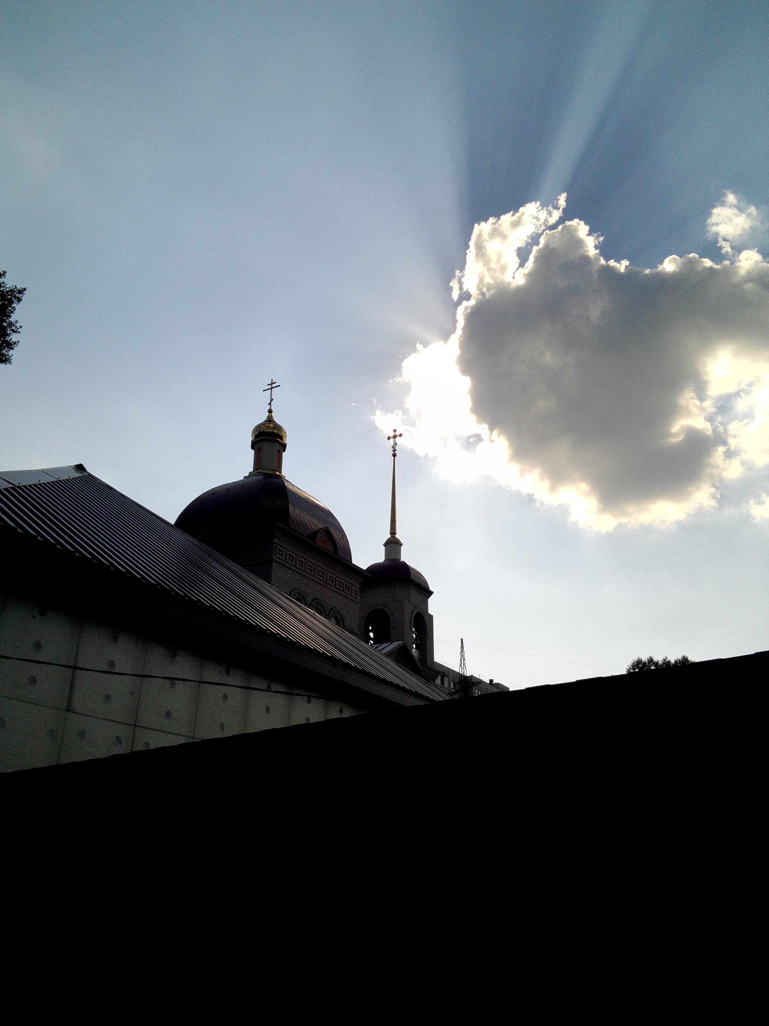 За спиною крест