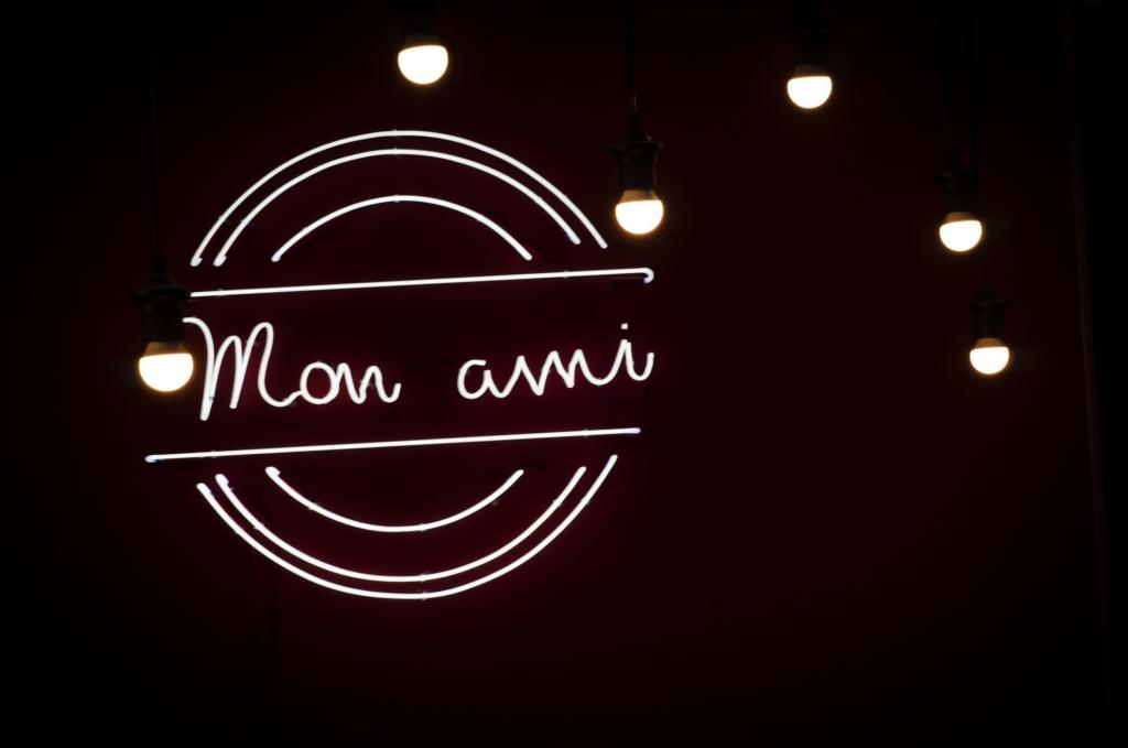 Mon amie kz. Mon Ami logo. Mon Ami надпись. Салон Мон ами логотип. Надписи Мон ами красивые.