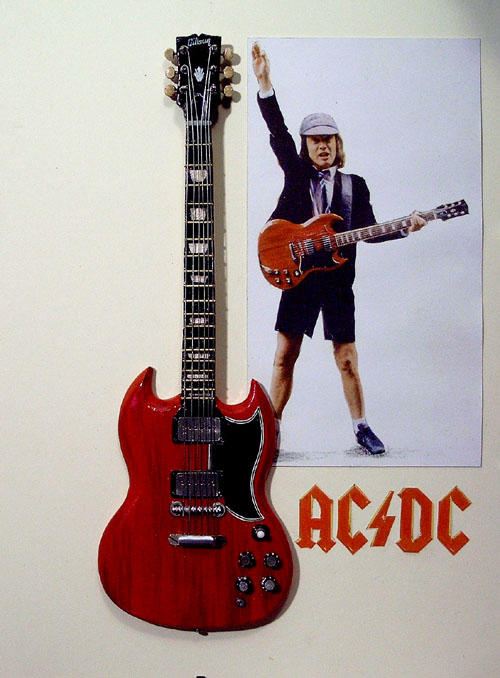 Гитара янга. Angus young AC/DC гитара. Angus young с гитарой. Angus young lead Guitar AC/DC. АС ДС на гитаре.