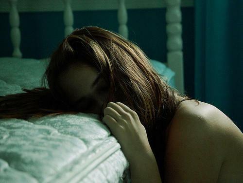 Падает пух в лужи