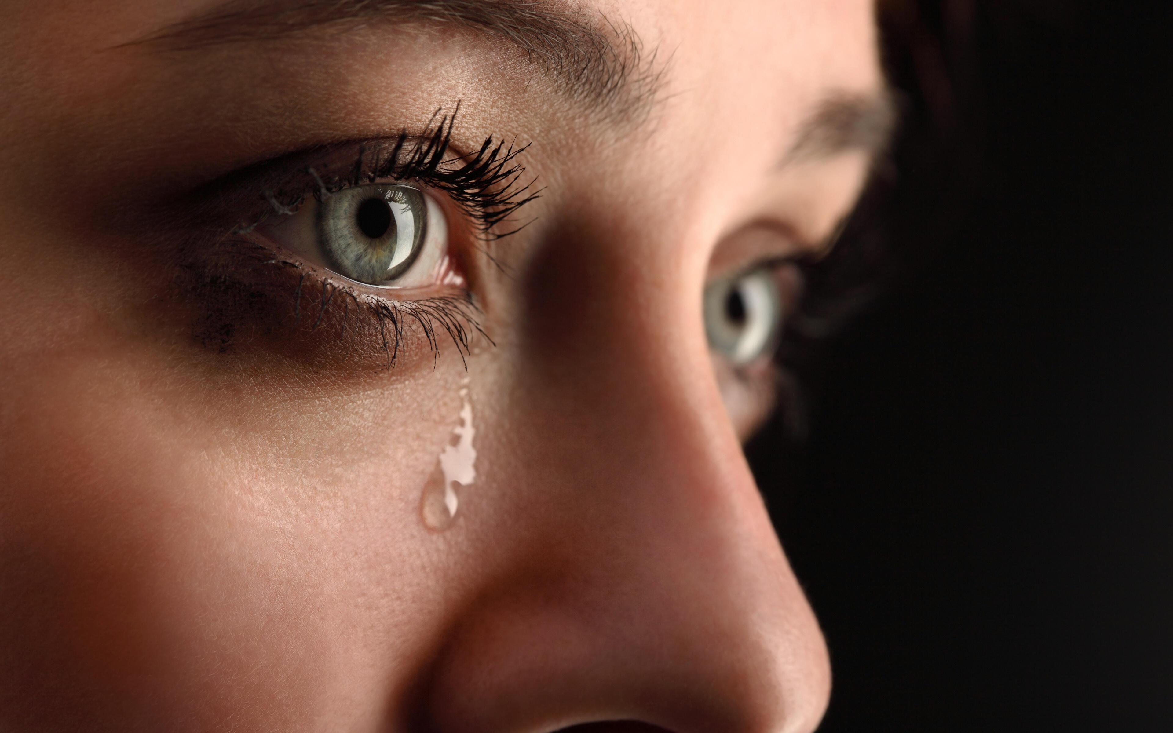 Девушка со слезами на глазах