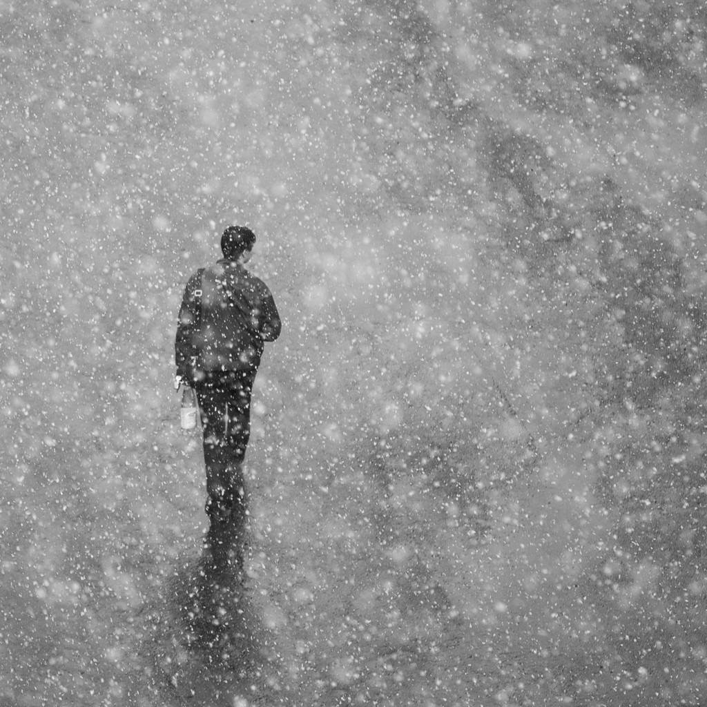 Вновь жизнь плутает искренне со мной...