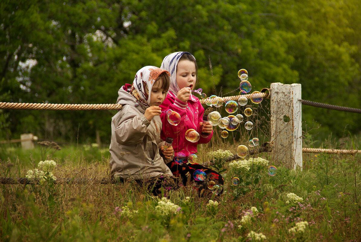 СОЛНЦЕ  ЖАЛЕЕТ  ПРИВЫЧНОЙ  ЖАРЫ