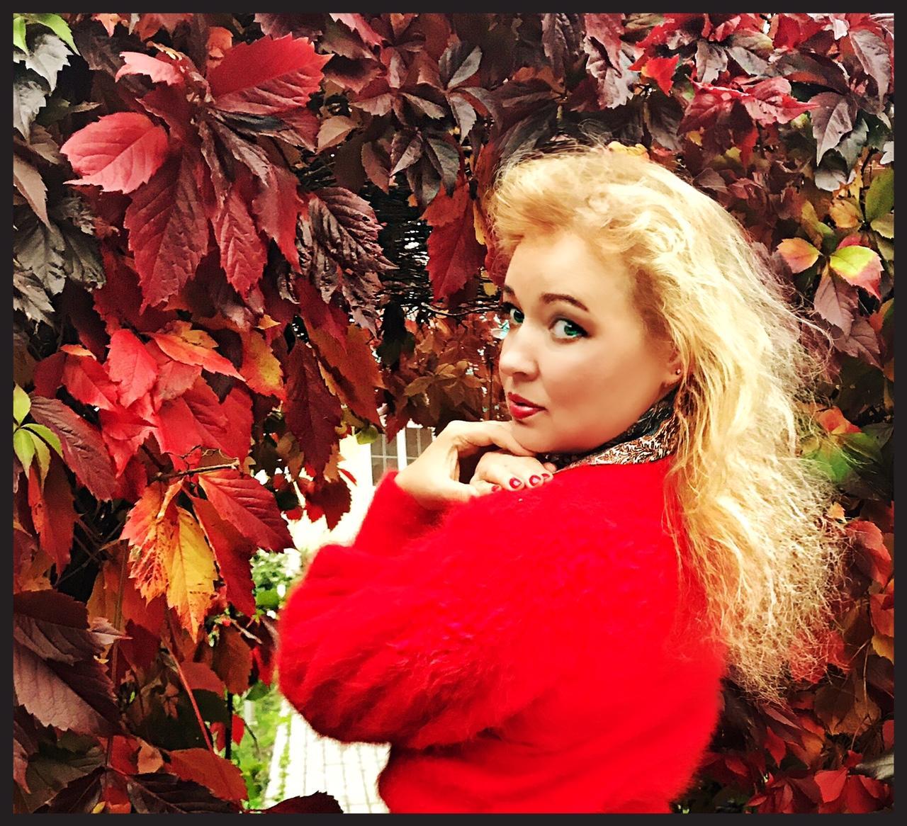 КРУЖИТ ОСЕНЬ