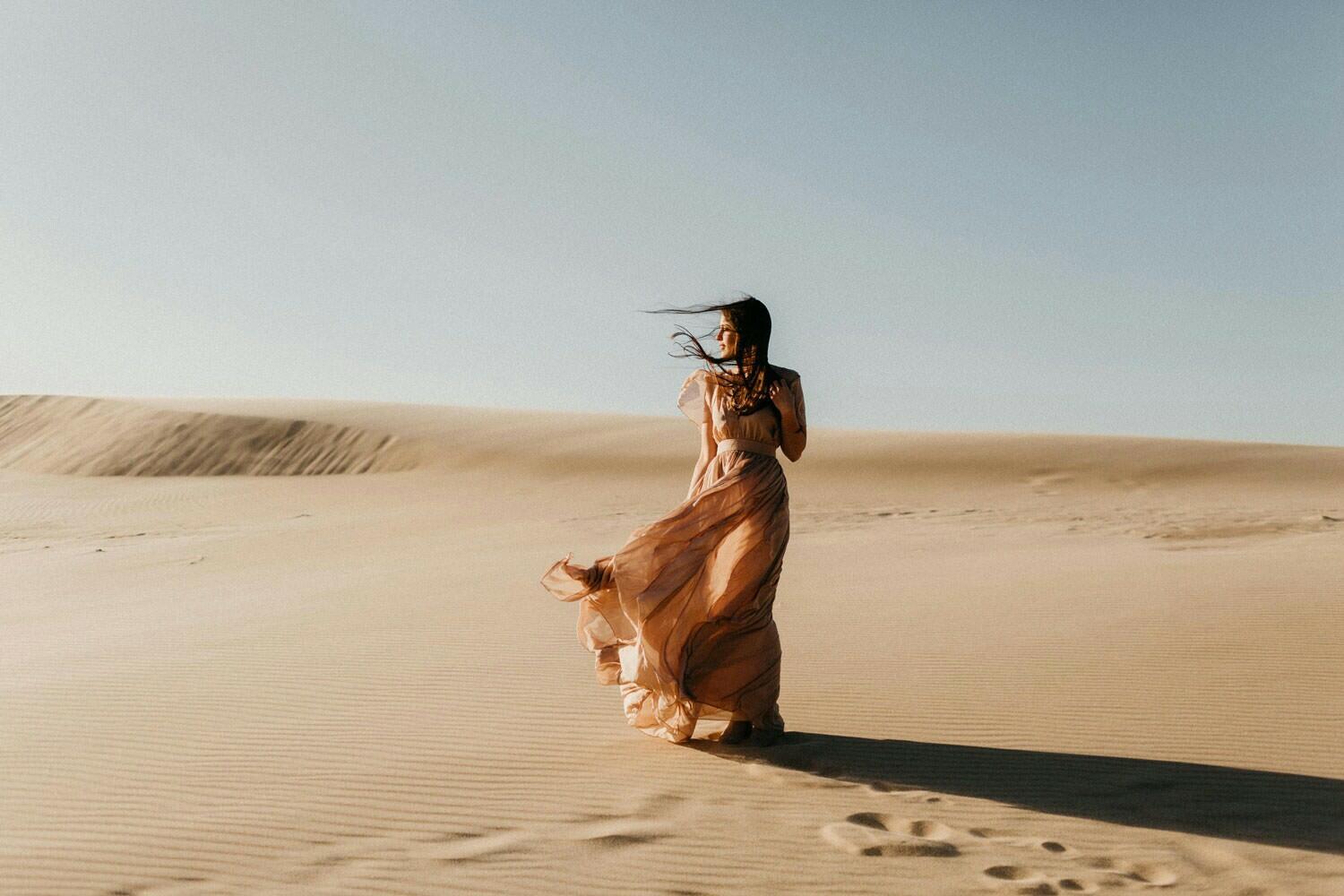 Desert girl. Девушка в пустыне. Фотосессия в пустыне. Красивая девушка в пустыне. Пустыня и Танцующая девушка.