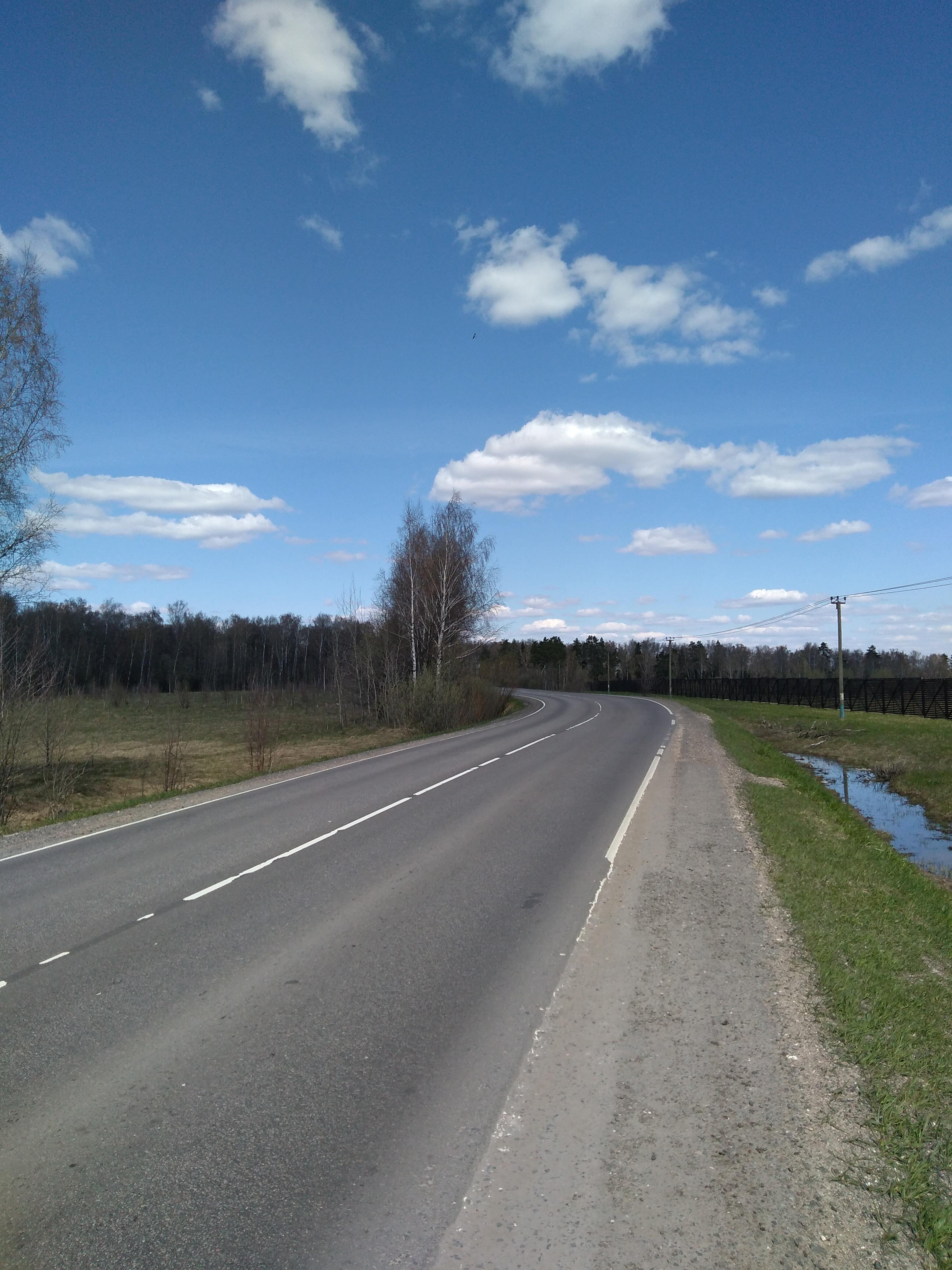 Бежит дорога дальше в даль.