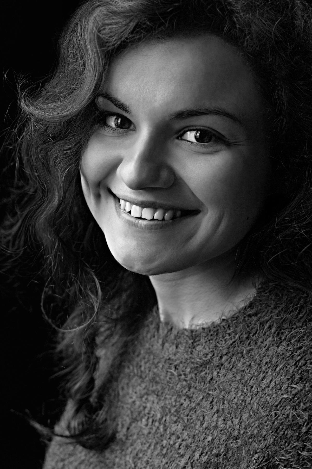 Это снова весна - прилетела, воркует, смеётся...