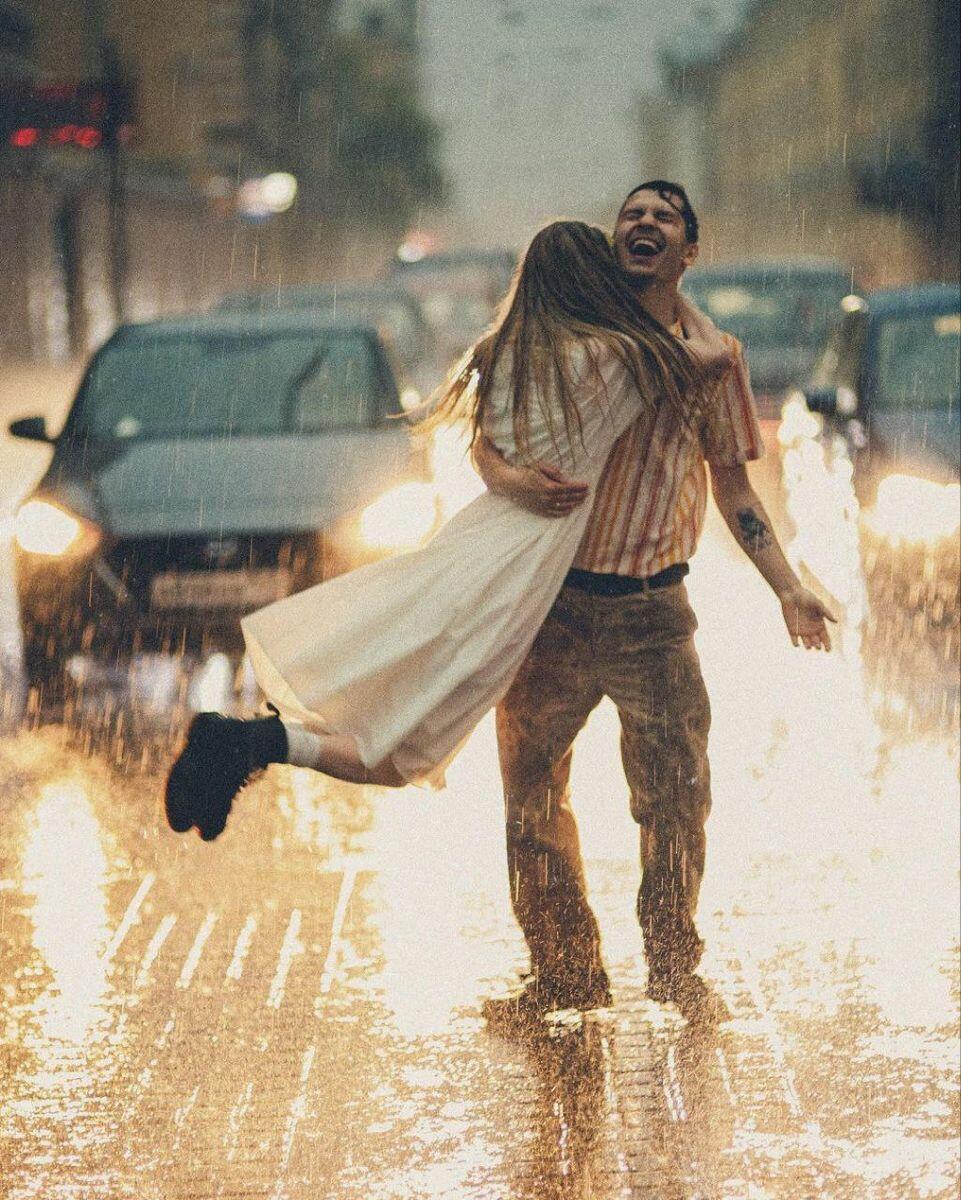 Бьет ливень по воспоминаниям.