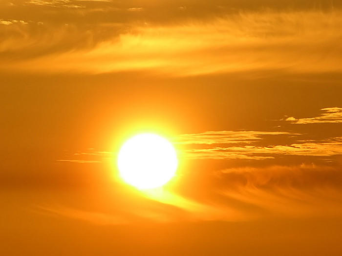 Сжигает  август зноем лето