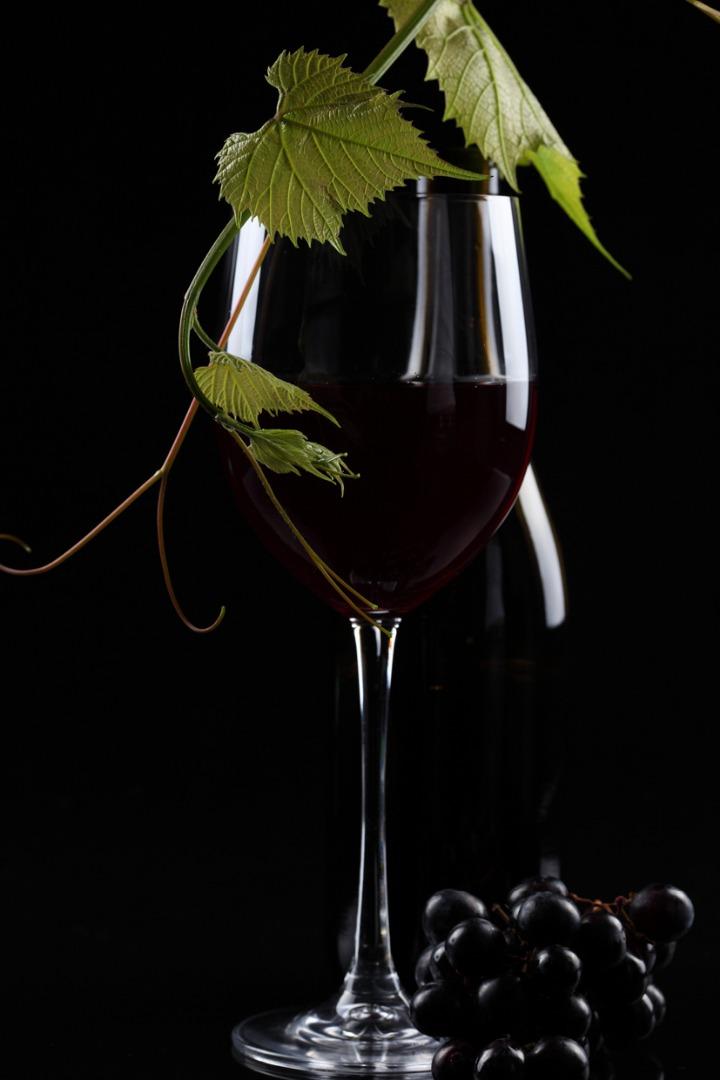 Черный виноград вино. Виноград на темном фоне. Виноград на черном фоне. Бокал вина. Вино и виноград.