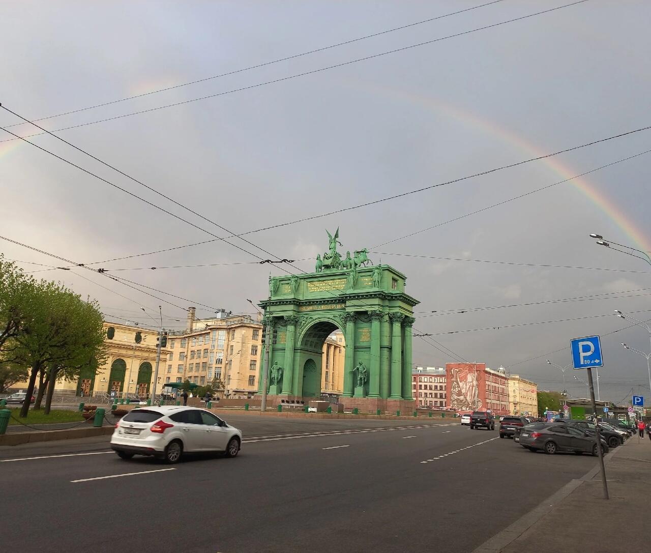 Радужный ангел над Петербургом